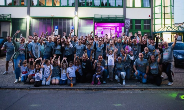 Gruppenfoto der Wyld Charity Run Teilnehmer in ihren Laufshirts vor dem Wyld Studio